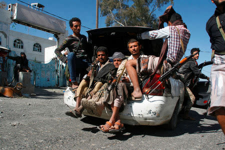 Pro-government fighters ride in the trunk of a car in the southwestern city of Taiz, Yemen November 21, 2016. REUTERS/Anees Mahyoub