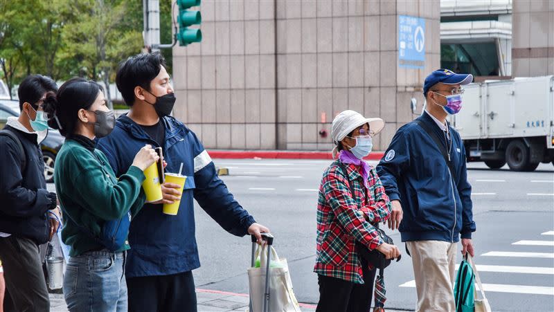 冷空氣減弱，但受輻射冷卻影響，各地早晚低溫依舊偏冷。（圖／記者陳弋攝影）