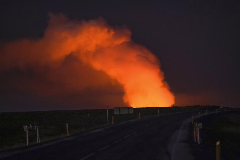 根據冰島國家廣播公司播出的監視器畫面，西南部一座火山持續噴發，岩漿流進當地漁村格林達維克，造成兩間房屋著火。當地居民都已撤離，沒有人處於危險之中，只是基礎設施恐受損，但仍有羊群被圈在圍欄裡。（美聯社）