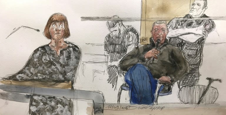 Una ilustración del momento en que Gisèle Pelicot declara en el juicio contra su exmarido, que la drogaba para violarla y proponerla a otros hombres, en una corte de Aviñón, en el sur de Francia defendant Dominique Pelicot (2R) with his ex-wife, Gisele (L) (Benoit PEYRUCQ)