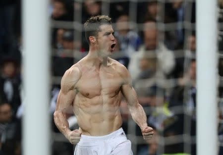 Cristiano Ronaldo celebra al convertir frente a la Juventus por el Real Madrid en un duelo por cuartos de final de la Liga de Campeones del fútbol europeo en Madrid, abr 11, 2018. REUTERS/Susana Vera