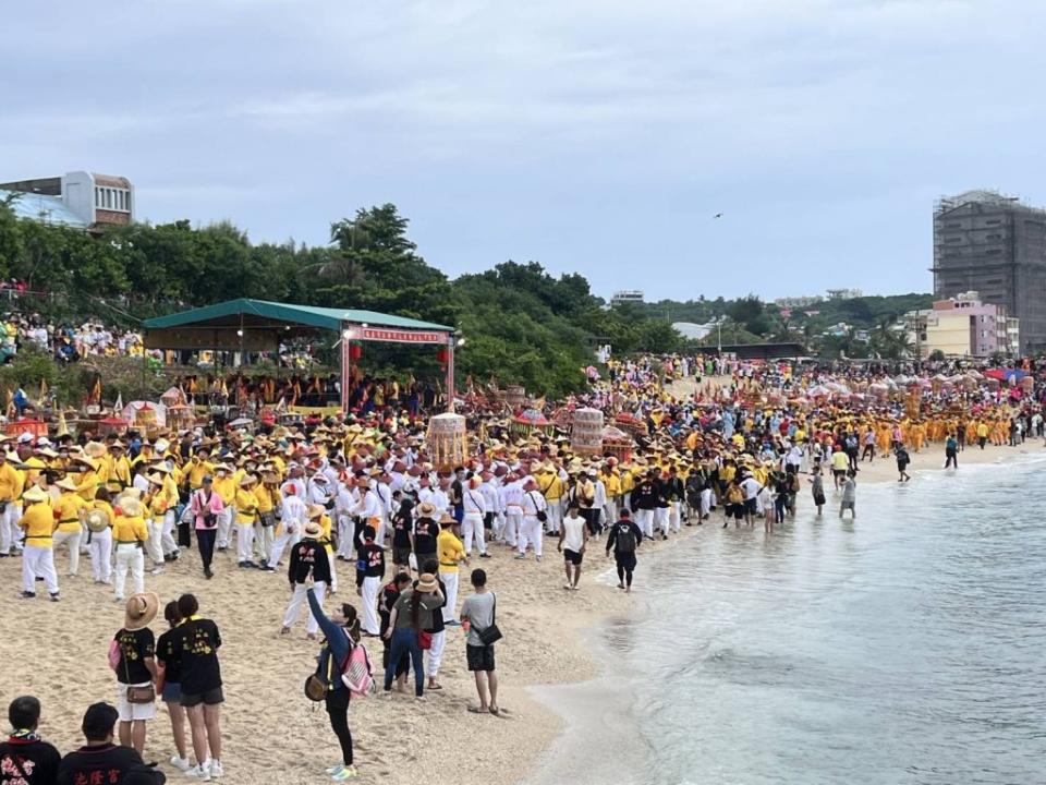 小琉球迎王平安祭典於三日下午進行請水（請王）儀式，現場鑼鼓喧天，熱鬧非凡，場面十分熱絡。（記者鄭伯勝攝）