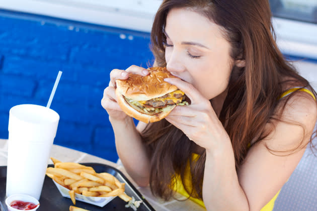 Lust auf Burger und Pommes? Ihr Partner sieht's ja nicht, hauen Sie rein (Bild: thinkstock)