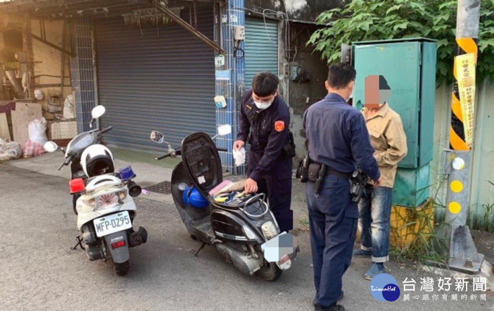 ▲男子邊騎車邊吃東西遭警攔下，在其身上搜出毒品。