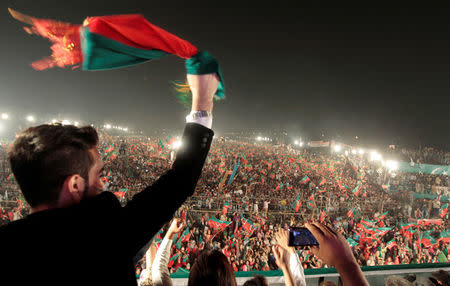 Supporters of opposition politician Imran Khan cheer at a celebration rally in Islamabad, Pakistan November 2, 2016. REUTERS/Caren Firouz