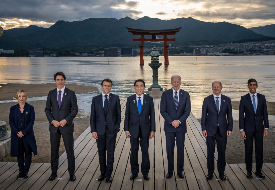 Giorgia Meloni, Justin Trudeau, Emmanuel Macron, Fumio Kishida, Joe Biden, Olaf Scholz sowie Rishi Sunak stehen beim G7-Gipfel beim Familienfoto vor dem O-Torii Gate am Itsukushima Shrine auf der Insel Miyajima (Bild: Michael Kappeler/dpa)