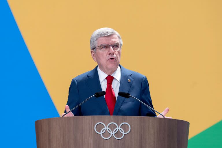 El presidente del COI, Thomas Bach, habla durante el inicio de la 142ª sesión del COI en los Juegos Olímpicos de París 2024