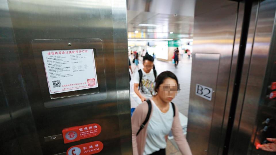 雙北捷運站不只電扶梯安檢涉造假，電梯的安檢也可能偽造。
