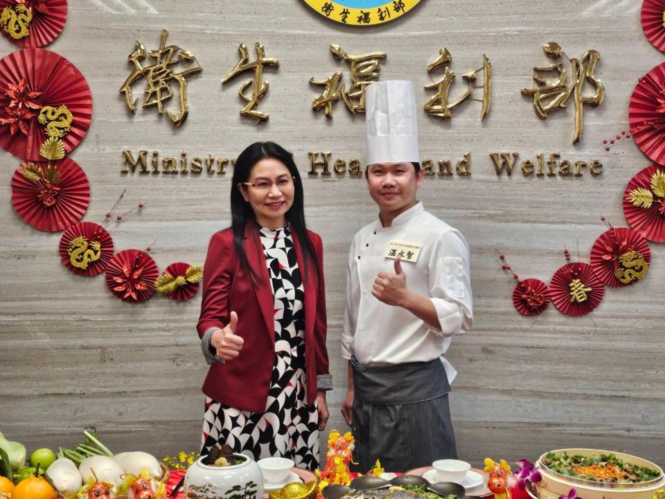 食藥署署長吳秀梅（左）今日現身提醒民眾要特別注意年菜保存溫度。胡順惠攝