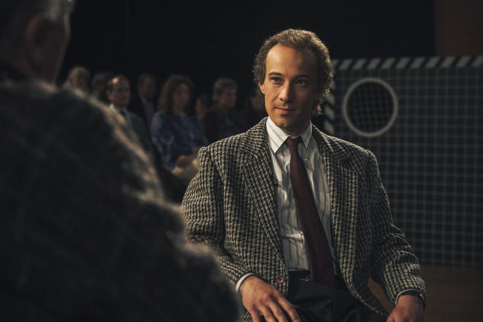 Als Teamchef der deutschen Nationalmannschaft stellt sich Franz Beckenbauer (Klaus Steinbacher)im Film den Fragen von Harry Valérien im "sportstudio". (Bild: )