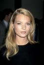 <p>Kate Moss n’a que quatorze ans lorsque Sarah Doukas, fondatrice de la célèbre agence de mannequinat, Storm, la repère. La machine est lancée. Quelques années plus tard, elle devient égérie Calvin Klein, défile pour les plus grandes maisons de couture et pose pour les meilleurs photographes de mode. Aujourd’hui, la Brindille est probablement l’un des (si ce n’est LE) tops models les plus connus au monde. A 42 ans, elle a déclaré il y a quelques mois vouloir se consacrer au lancement d’une agence de recrutement de nouveaux talents. Crédit photo : Getty images. </p>