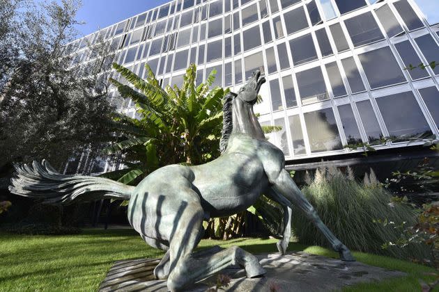 La statua del ''Cavallo Morente'' dello scultore Francesco Messina, esposta all'esterno della sede Rai di viale Mazzini a Roma, 21 dicembre 2016. ANSA/GIORGIO ONORATI (Photo: Giorgio OnoratiANSA)