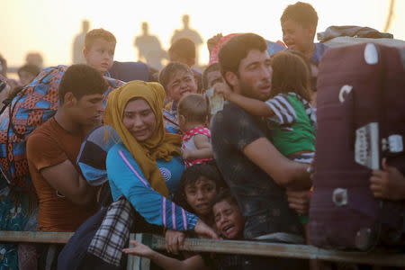 Displaced Sunni people, who fled the violence in the city of Ramadi, arrive at the outskirts of Baghdad, May 19, 2015. REUTERS/Stringer