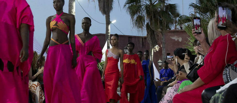 La Dakar Fashion Week célébrait ses 20 ans d'existence avec un défilé de mode ouvert également à une vingtaine de créateurs aux côtés de la fondatrice Adama Paris, sur l'île de Gorée, au large de Dakar, la capitale du Sénégal.   - Credit:STEFAN KLEINOWITZ / Anadolu Agency via AFP