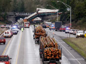 Der Zug sei zum ersten Mal die neue, schnellere Strecke, die über die Autobahn führt, gefahren. Nach einer Kurve passierte es dann und die Waggons sprangen aus der Schienenführung. (Bild-Copyright: Elaine Thompson/AP Photo)