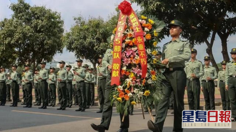 駐香港部隊官兵在清明節緬懷先烈。駐港部隊圖片