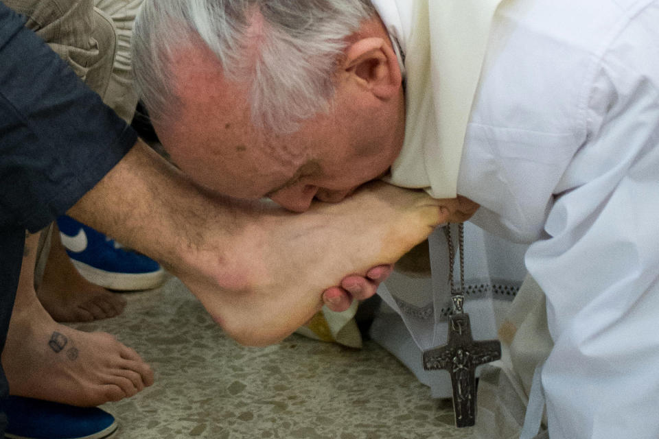 Der Papst küsst die Füße eines Häftlings in Rom (Bild: AFP)