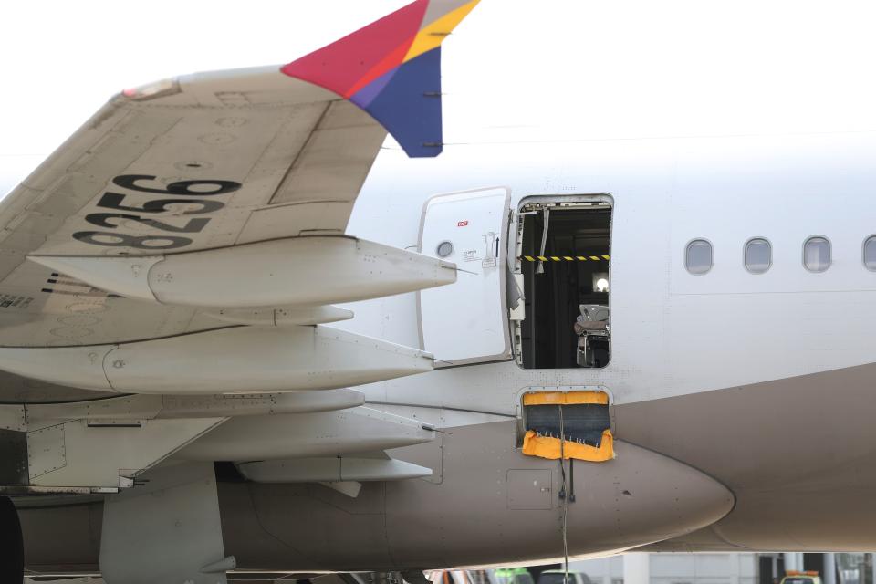 韓亞航空一架從濟州島飛往大邱的飛機，飛行途中機艙門突然打開，所幸安全降落，一名男子坦承事發前曾觸碰門把，遭警方逮捕。（AP）