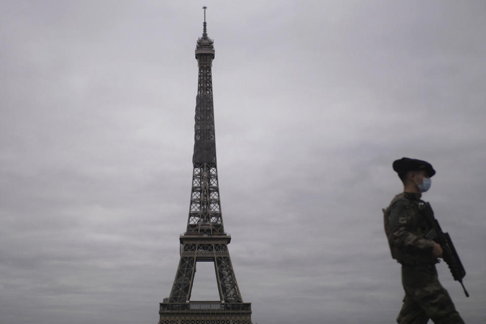 30 ottobre: primo giorno del nuovo lockdown in Francia, il secondo dopo quello primaverile per tentare di frenare l’impennata dei contagi da coronavirus. A Parigi non si vede quasi nessuno in giro. (AP Photo/Thibault Camus)