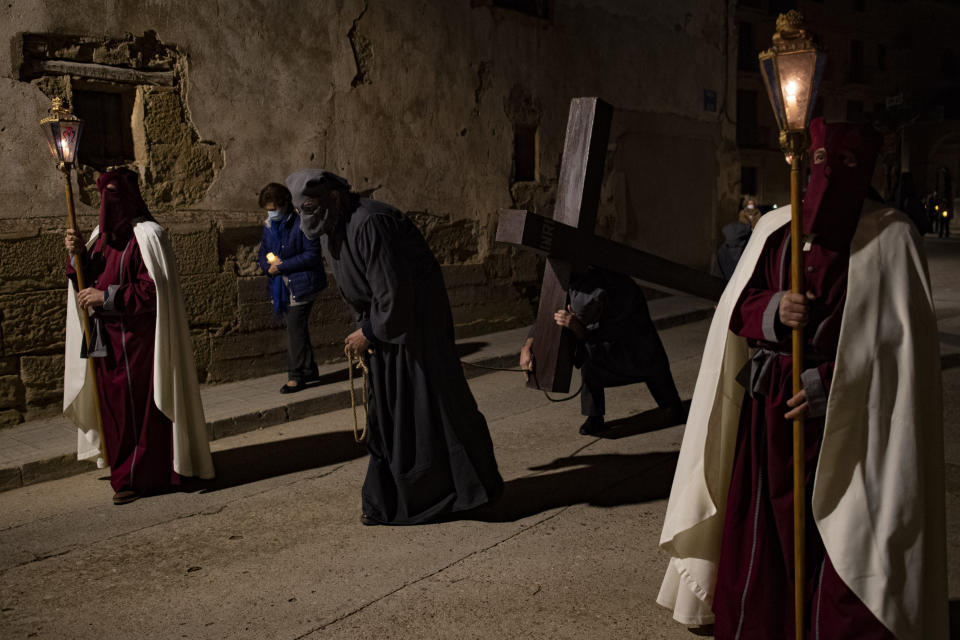 Penitents take part in a Holy Week procession known as "El Ensogado", in Sietamo, northern Spain, Thursday, April 14, 2022. (AP Photo/Alvaro Barrientos)