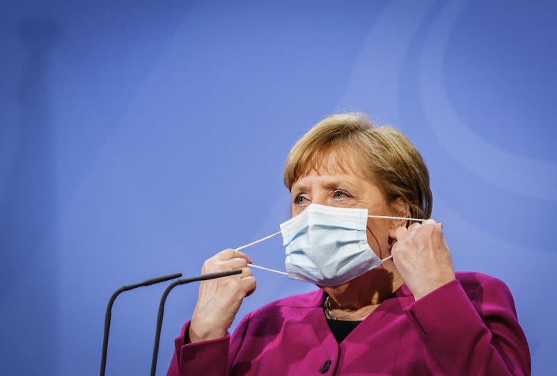 ▲今年66歲的德國總理梅克爾4月16日接種第一劑AZ疫苗，並在近期接種莫德納（Moderna）疫苗。（圖／美聯社／達志影像）