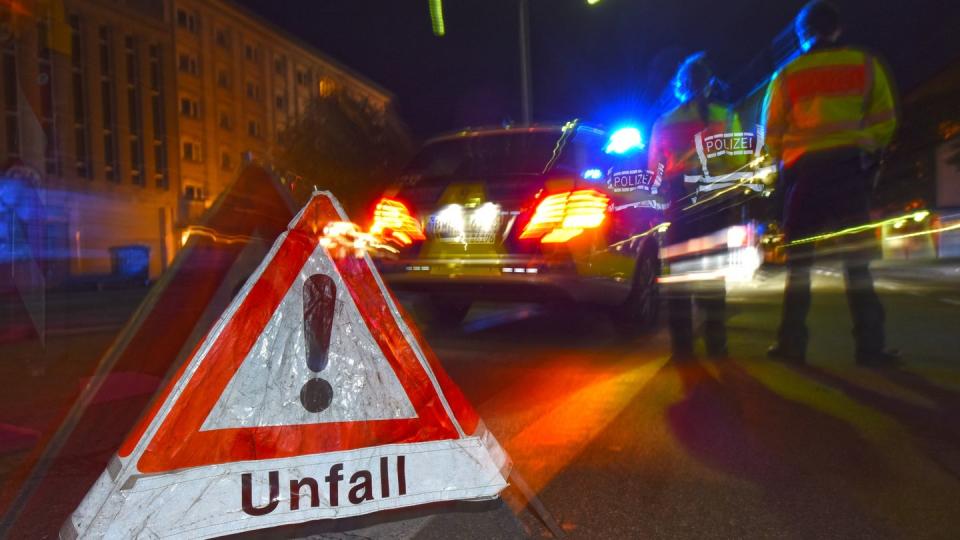 Wer beim Wenden nicht auf den nachfolgenden Verkehr achtet, verstößt gegen die Rückschaupflicht und muss womöglich für Unfallschäden aufkommen.