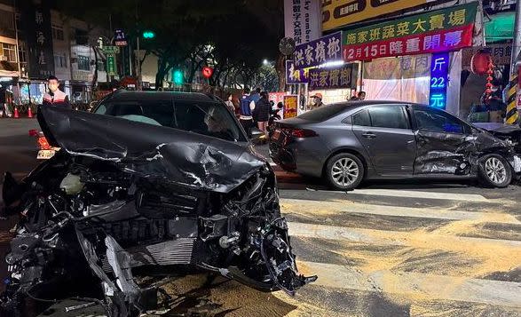 ▲今（6）日凌晨高雄市三民區發生車禍事故，一名劉姓男子開車經過大順二路，卻沒注意到2月份開始，由於輕軌工程，大順路段施工禁止左轉，下秒遭到直行轎車高速撞上，兩輛車接嚴重毀損，更波及到一旁的女騎士，導致4人受傷送醫。（圖／翻攝畫面）