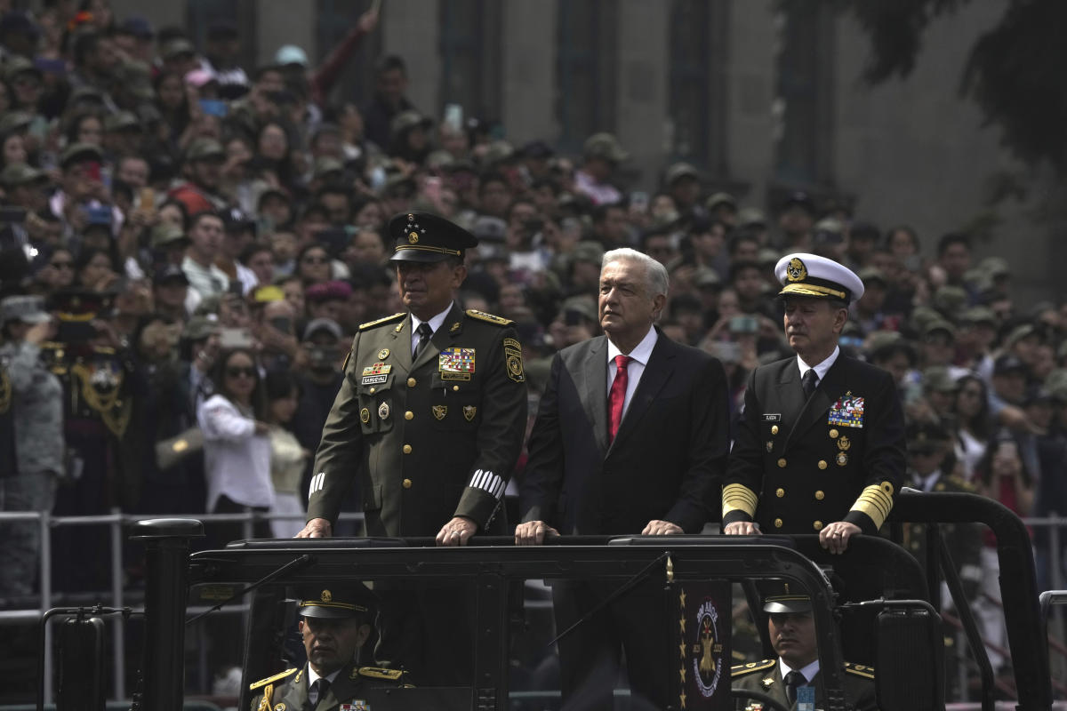 الرئيس المكسيكي يدافع عن إشراك الفرقة العسكرية الروسية في عرض الاستقلال