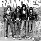 <p>Johnny, Tommy, Joey und Dee Dee Ramone (von links) mit Lederjacken und zerschlissenen Jeans vor einer Ziegelmauer: Das Cover zum 1976er-Debütalbum der Ramones war direkt, authentisch, hart - so wie die Musik eben auch. Aus heutiger Sicht unspektakulär, wurde das "Ramones"-Artwork zu einem der bekanntesten und meistzitierten der Musikgeschichte. Sogar Alvin and the Chipmunks kupferten bei den Ramones ab ("Chipmunk Punk", 1980)! (Bild: Rhino/Warner Music)</p> 