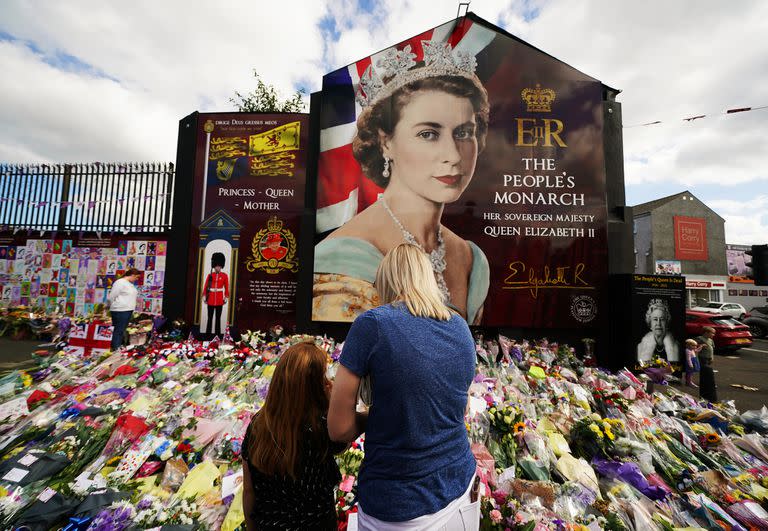 La gente rinde tributo a Isabel II en el Shankill Road de Belfast, Irlanda del Norte