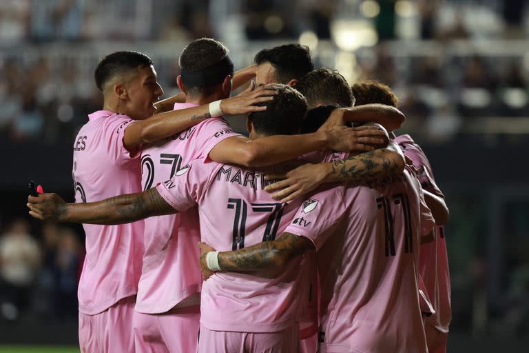 FORT LAUDERDALE, FLORIDA - SEPTEMBER 20: Robert Taylor #16 of Inter Miami celebrates a goal with teammatesduring the second half during a match between Toronto FC and Inter Miami CF at DRV PNK Stadium on September 20, 2023 in Fort Lauderdale, Florida.   Joe Raedle/Getty Images/AFP (Photo by JOE RAEDLE / GETTY IMAGES NORTH AMERICA / Getty Images via AFP)