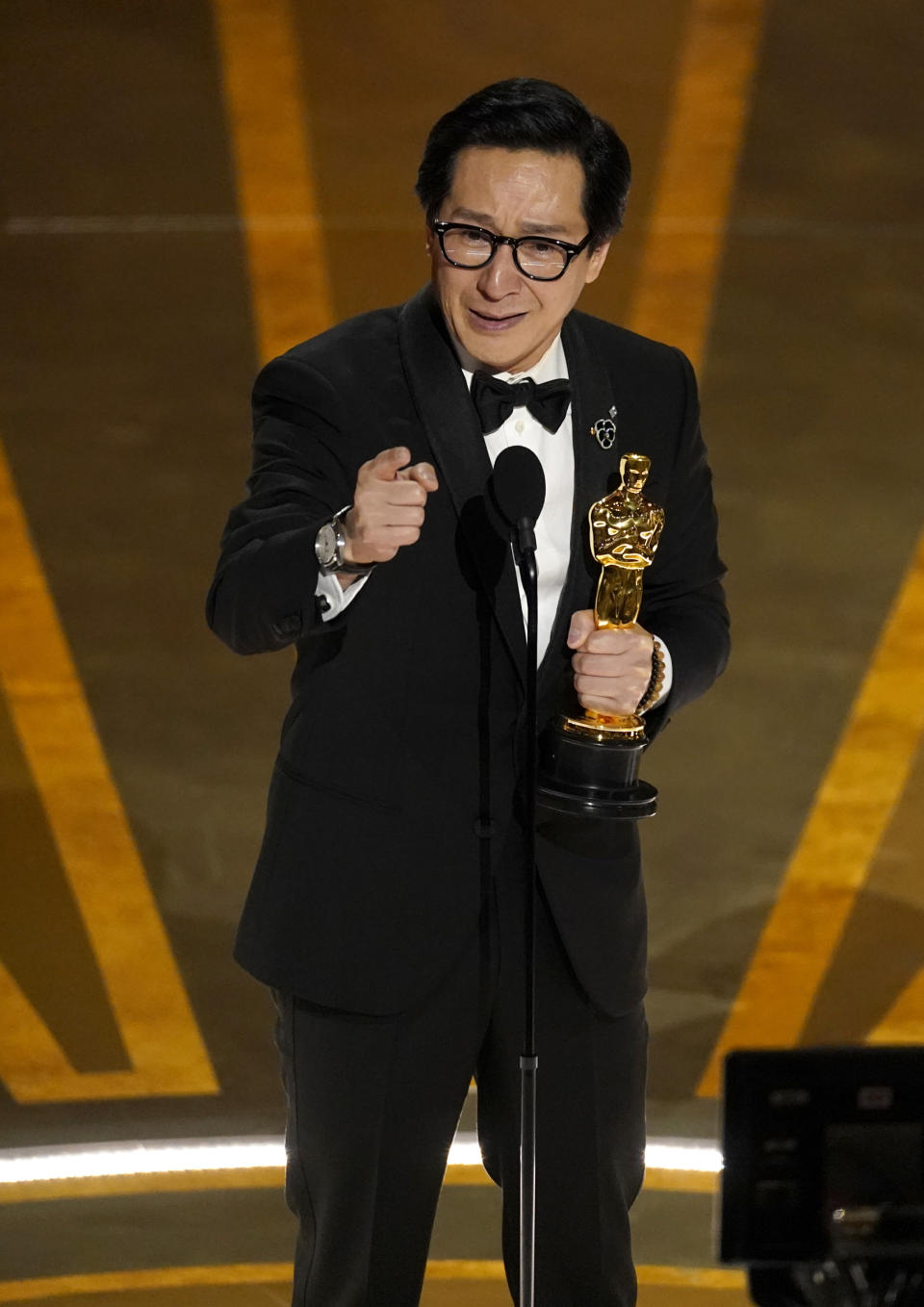 Ke Huy Quan acepta el Oscar que ganó como mejor actor de reparto por “Everything Everywhere All at Once” (“Todo en todas partes al mismo tiempo”), el 12 de marzo de 2023 en el Dolby Theatre de Los Ángeles. (Foto AP/Chris Pizzello)