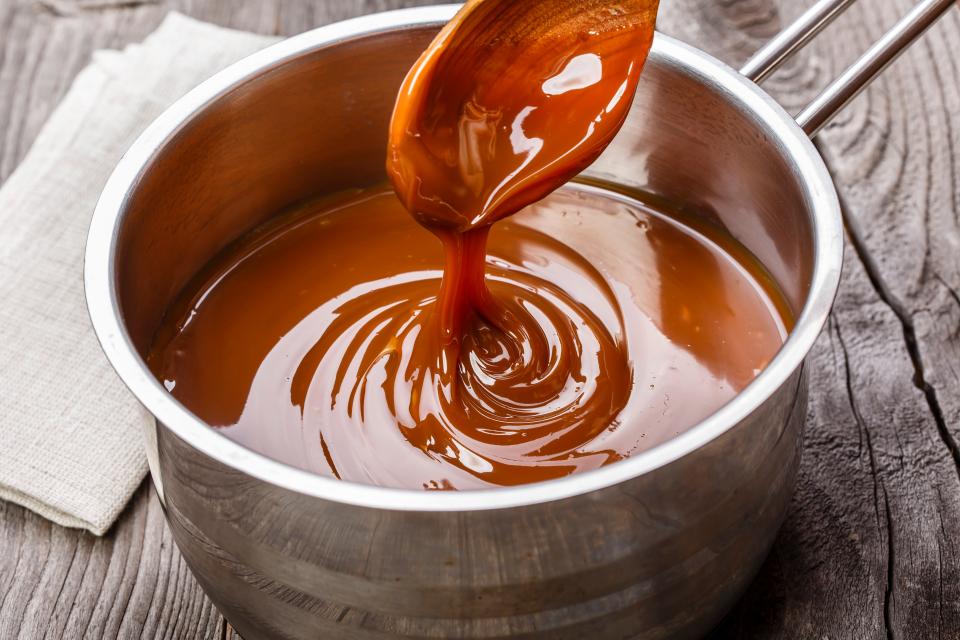 <h1 class="title">liquid caramel is poured into a gravy boat</h1><cite class="credit">mikafotostok</cite>