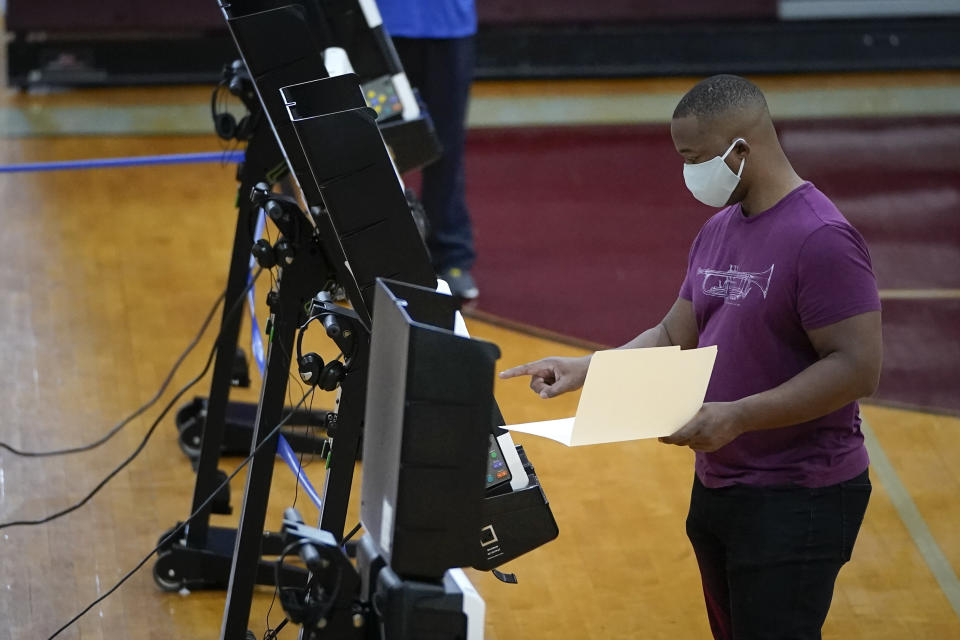 A man votes in Washington, DC's, primary election on June 2, 2020. Many voters had to spend hours waiting in line at polling stations. (Photo: Drew Angerer via Getty Images)