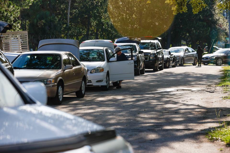 Motorists wait in line during sandbag distribution, ahead of Tropical Storm Idalia's arrival, at MacFarlane Park in Tampa, Fla., Monday, Aug. 28, 2023. (Ivy Ceballo/Tampa Bay Times via AP)