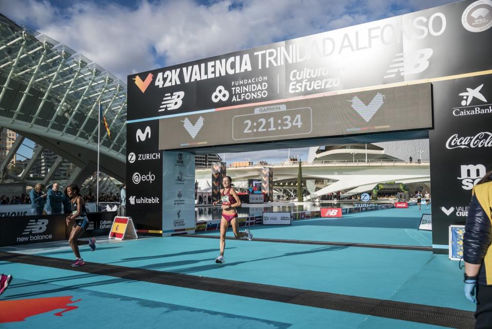 sinead diver finishing the 2022 valencia marathon