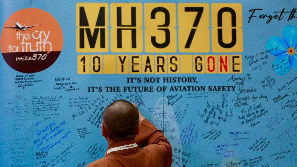 2024 年 3 月 3 日，马来西亚八打灵再也，一名男子在 MH370 纪念日写信。