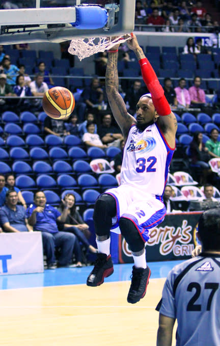 Petron's Renaldo Balkman with a slam. (Nuki Sabio/PBA Images)