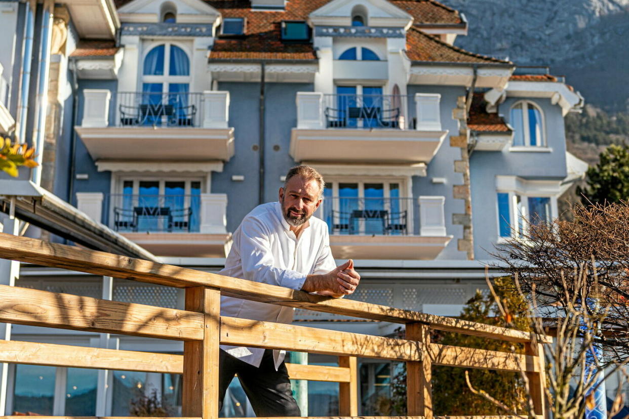 Yoann Conte est à la tête de l'ancien établissement de Marc Veyrat, à Veyrier-du-Lac, en Haute-Savoie, qu'il a rebaptisé La Maison Bleue.  - Credit:Fred Durantet