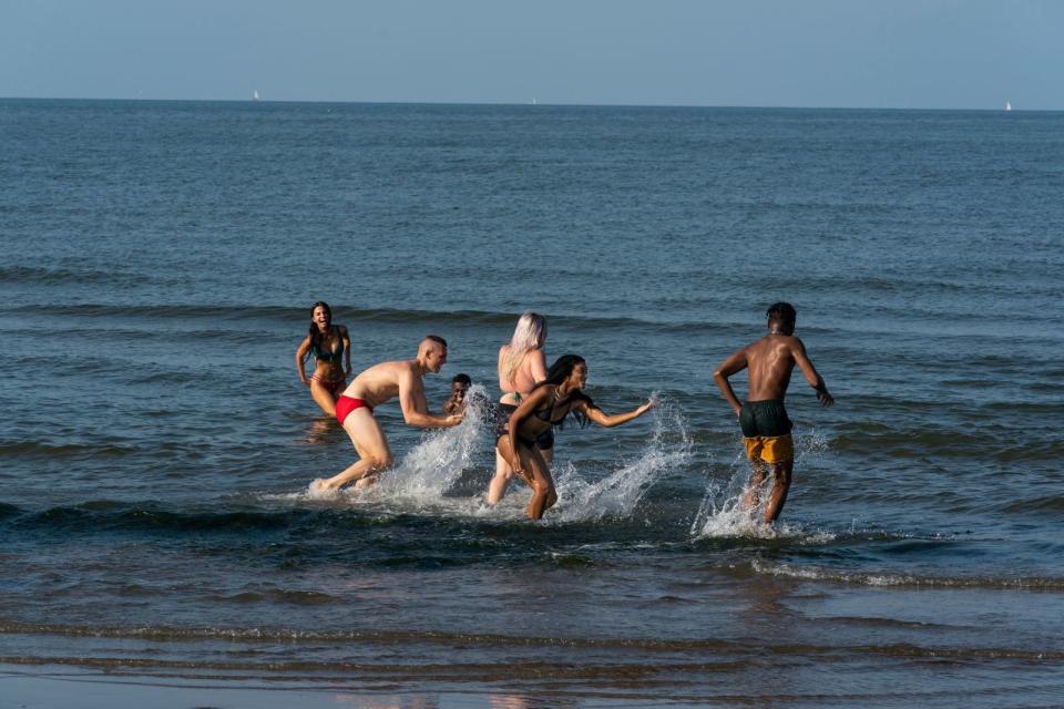 Die Clique rund um Caitlin (Jordan Kristine Seamón, zweite von rechts) tobt im Wasser und macht sich über den Neuling Fraser, der lieber am Ufer bleibt, lustig. (Bild: Yannis Drakoulidis)