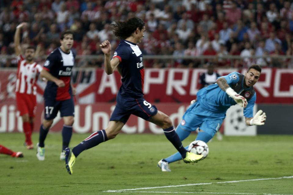 Paris St Germain's Edinson Cavani(C) scores a goal against Olympiakos' goalkeeper Roberto during their Champions League Group C soccer match at Karaiskaki stadium in Piraeus near Athens September 17, 2013. REUTERS/Yorgos Karahalis (GREECE - Tags: SPORT SOCCER)