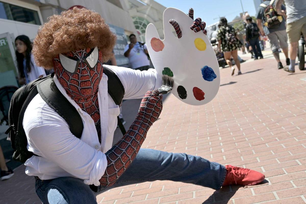 A cosplayer dressed as Chainsaw man poses for a photo at Comic Con News  Photo - Getty Images