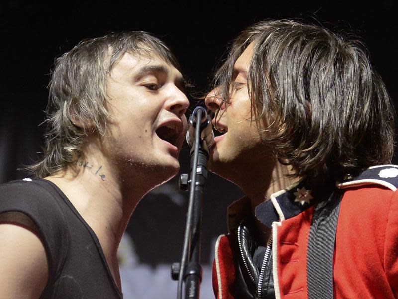 Einträchtig am Mikrofon: Pete Doherty (l) und Carl Barât. Foto: Britta Pedersen