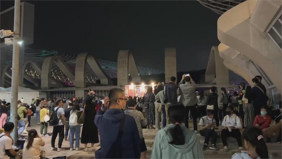 南韓天團BLACKPINK高雄開唱　散場人潮多到像跨年！