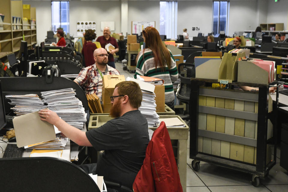 Les examinateurs des impôts travaillent dans les locaux de l'Internal Revenue Service le 31 mars 2022 à Ogden, Utah. (Crédit : Alex Goodlett pour le Washington Post via Getty Images)