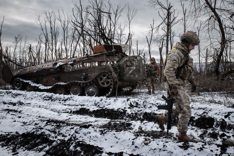 Tropas ucranianas en las afueras de Bakhmut. (Tyler Hicks/The New York Times)