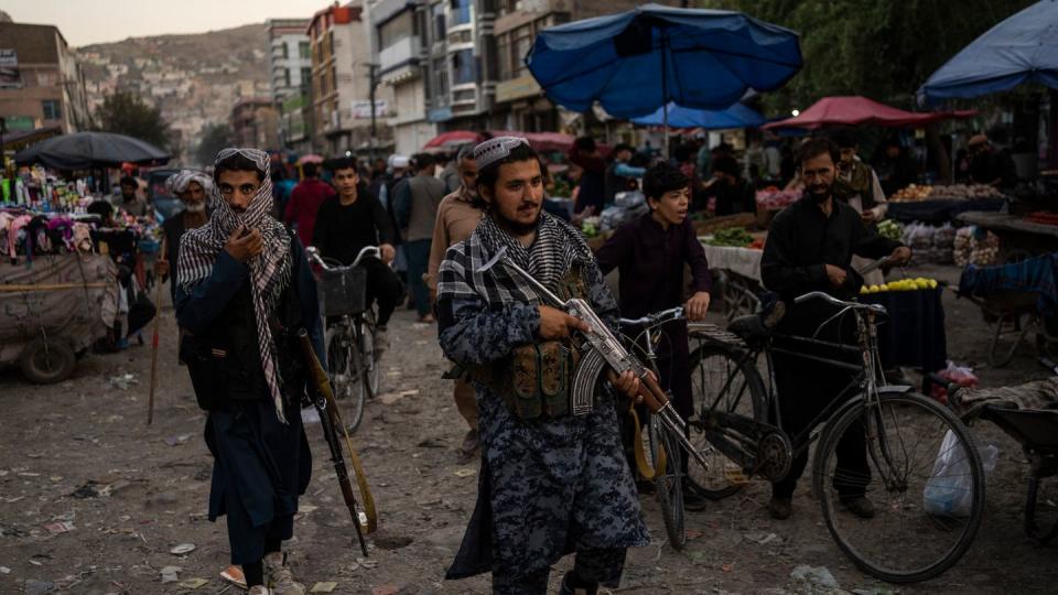 Taliban-Kämpfer patrouillieren auf einem Markt in der Altstadt.