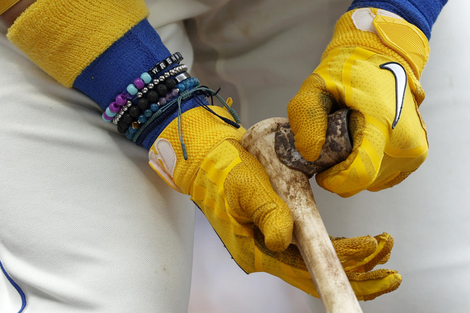 SEATTLE, WASHINGTON - SEPTEMBER 14: Inaayos ni Jesse Winker #27 ng Seattle Mariners ang kanyang bat habang nakasuot ng Nike gloves sa fifth inning laban sa San Diego Padres sa T-Mobile Park noong Setyembre 14, 2022 sa Seattle, Washington. (Larawan ni Steph Chambers/Getty Images)