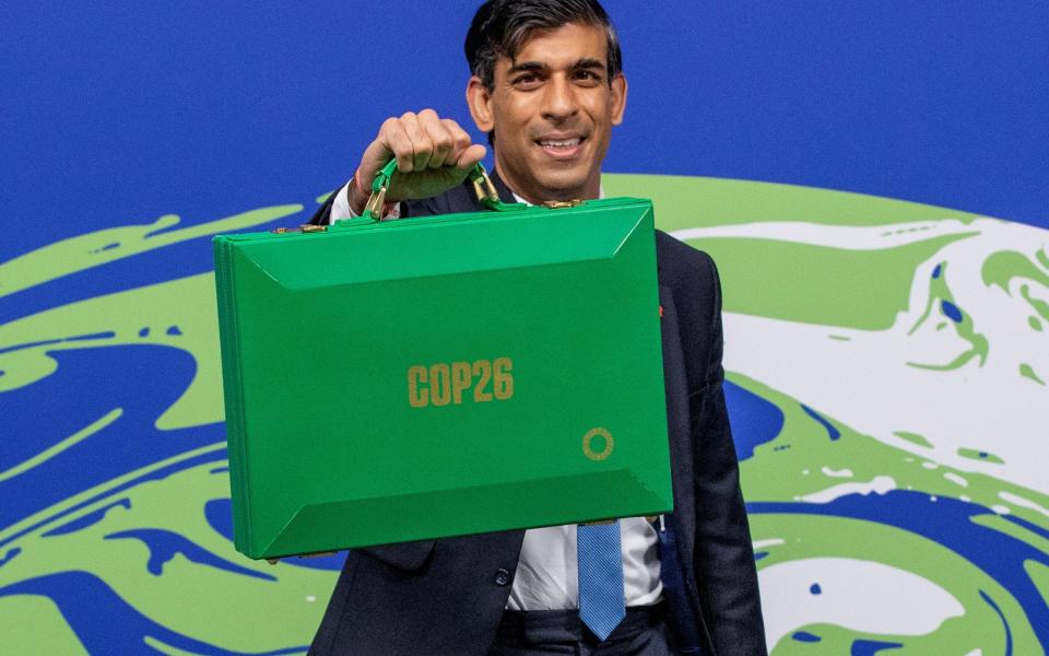 Rishi Sunak pictured with a green briefcase at Glasgow's Cop26 climate summit in 2021