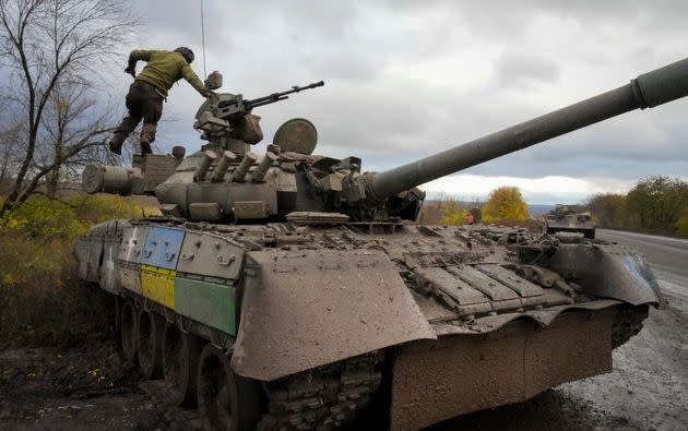 Soldados ucranianos revisan un tanque ruso capturado en la carretera a Bakhmut, en Donetsk, el pasado 27 de octubre. (Photo: Efrem Lukatsky via AP)